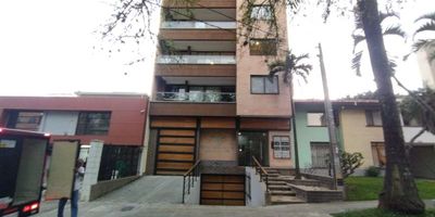 Apartamento en arriendo y venta en Belén La Palma. Área de 116 m², 3 habitaciones con closet, 3 baños cabinados, sala comedor, cocina integral en isla, piso en cerámica, zona de ropas, calentador de gas, balcón, sistema de seguridad, parqueadero cubierto y cuarto útil. El edificio cuenta con ascensor, shut de basura, circuito de TV privada. Zona tranquila y segura, cerca del Centro Comercial Los Molinos.