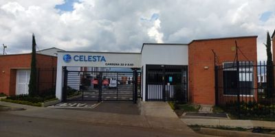 Arriendo casa en Conjunto Celesta Jamundi, parqueadero propio. Priemer piso tiene sala comedor, cocina equipada con estufa, gas domiciliario, baño social, patio y zona de ropas, en el segundo piso dos alcobas una con vestier, otra con closet, un baño completo, estudio.  Piso en cerámica. El conjunto cuenta con salón social, piscina, zonas verdes, zona para niños y vigilancia privada las 24 horas. Cerca a centro comercial Alfaguara; cerca a almacenes de cadena Éxito, D1 y Ara; Vías de acceso por la Av Cañasgordas . Vive en un ambiente tranquilo, rodeado de naturaleza y con todas las comodidades que necesitas. Contáctanos ahora mismo. 
