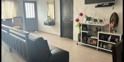 Se vende hermosa casa ubicada en el sector de Dosquebradas, en el departamento de Risaralda - Pereira, una zona de gran crecimiento y desarrollo en Colombia. Esta casa cuenta con una amplia área construida de 208 M2, ideal para una familia numerosa que busque comodidad, amplitud y seguridad en su hogar.

Con un total de 5 cómodas alcobas, esta propiedad es perfecta para familias en crecimiento o para aquellos que deseen tener un espacio para el trabajo remoto o el entretenimiento. Además, cuenta con 2 baños completos, uno de ellos en la habitación principal y un baño auxiliar, lo que garantiza la comodidad y privacidad de todos los habitantes de la casa.

En su interior, se pueden encontrar armarios empotrados en todas las alcobas, ofreciendo suficiente espacio de almacenamiento para mantener el orden y la organización en el hogar. Además, cuenta con un amplio balcón con una hermosa vista panorámica que permite disfrutar del aire libre y la vista de la ciudad. Asimismo, cuenta con un calentador, clósets en perfecto estado, una cocina equipada con todos los electrodomésticos necesarios, un depósito para almacenamiento adicional y suelo de cerámica/mármol, lo que garantiza una larga durabilidad y fácil limpieza.

En cuanto a las características externas, esta casa se encuentra en una ubicación privilegiada, con acceso pavimentado y cercanía a centros comerciales, lo que permite tener una gran variedad de opciones para las compras y el entretenimiento. Además, está ubicada cerca de la zona urbana, lo que facilita el acceso a colegios y universidades de renombre, perfecto para familias con hijos en edad escolar.

Para aquellos que busquen un estilo de vida activo, esta casa se encuentra cerca de parques y zonas verdes, ideales para realizar actividades al aire libre y disfrutar del clima y la naturaleza de Pereira. Además, cuenta con una terraza ideal para disfrutar de una buena tarde con amigos y familiares, así como transporte público cercano p