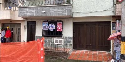CASA EN ARRIENDO PRIMER PISO CERCA DEL COLEGIO EL JOMAR ESPACIOS AMPLIOS YBUEN TRANSPORTE PÚBLICO Y CERCA DE VIVA