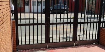 ¡GRAN OPORTUNIDAD DE INVERSIÓN!

G.E.I. CALIFA TE OFRECE ESTA CASA EN EL SECTOR DE CARVAJAL. SU EXCELENTE UBICACIÓN LA CONVIERTE EN UNA VERDADERA JOYA, CON ACCESO A IMPORTANTES VÍAS COMO LA AVENIDA PRIMERA DE MAYO, LA AVENIDA 68 Y LA AVENIDA BOYACÁ. ADEMÁS, SE ENCUENTRA CERCA DE ZONAS RESIDENCIALES Y COMERCIALES.

LA CASA CUENTA CON 3 HABITACIONES, 2 BAÑOS, SALA COMEDOR, COCINA SEMI-INTEGRAL, PATIO, PARQUEADERO Y ANTEJARDÍN. ¡NO DEJES PASAR ESTA OPORTUNIDAD ÚNICA DE NEGOCIO!