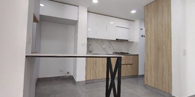 VENDO APARTAMENTO CON HERMOSOS ACABADOS, EN EL SECTOR DE PRADOS DE SABANETA, EN EL MUNICIPIO DE SABANETA, CERCA A LA ESTACIÓN DEL METRO DE LA ESTRELLA Y CON EXCELENTES RUTAS DE TRANSPORTE Y ACCESO A LA UNIDAD.

LA UNIDAD ES COMPLETA, CUENTA CON PSICINA, SALÓN SOCIAL, GIMNASIO, PARQUEADERO CUBIERTO, PORTERÍA 24 HORAS, CANCHA DE FÚTBOL, MINI GOLF, SAUNA , TURCO.

EL APARTAMENTO CUENTA CON 3 HABITACIONES, CON CLOSET CADA UNA, SALA, COMEDOR, BALCÓN, ZONA PARA ESTUDIO, COCINA CON RED DE GAS, ZONA DE ROPAS, CALENTADOR, DOS BAÑOS.