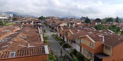 Apartamento disponible para arriendo o venta – La Ceja, Antioquia

Ubicado en una de las zonas más tranquilas y atractivas de La Ceja, este apartamento de 52 m² ofrece una distribución funcional y cómoda, ideal para familias pequeñas o quienes buscan un espacio práctico y bien ubicado.

Características internas

3 alcobas con clósets integrados

2 baños completos

Sala comedor

Cocina integral amplia y moderna

Zona de lavandería

Calentador

Admite mascotas

Atributos destacados

Iluminación natural y vista panorámica

Espacios acogedores y bien distribuidos

Entorno y ubicación

Acceso pavimentado

Cerca de centros comerciales, colegios, universidades y parques

Excelente acceso a transporte público

Valor de la administración mnensual: 

$90.000 pesos (está incluida en el valor del canon de arrendamiento).

Una oportunidad ideal para vivir o invertir en La Ceja.

? Contáctanos ahora mismo y agenda tu cita.

 
