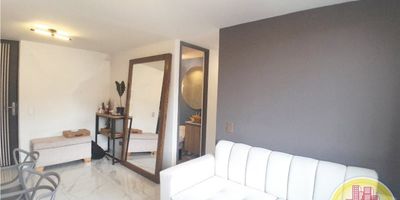 Código: 5897. 8° Piso en edificacion de 26 pisos. Acceso al inmueble: Directo a la vía, sendero peatonal y ascensor. Alcobas con puertas, baños cabinados, calentador a gas, cubierta y extractor. Precio no negociable. No se aceptan créditos hipotecarios.