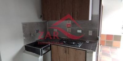 Cerca de la Estación del metro cable Villa Sierra, colegio Camino de Paz, Cancha sintética Las Estancias, Parroquia Nuestra Señora de Los Dolores. Con facilidad de rutas de transporte público.
Cuenta con un área de 15m2 aproximadamente, ubicado en un segundo piso y consta de: un solo ambiente, 1 baño, cocina semi-integral con red de gas y piso en cerámica.

Para más informaciónwww.inmobiliariazar.comEmail: inmobiliariazarmedellin@gmail.comCelular en Colombia: 3102756811 - 3105047543Teléfono: (604) 4238930Inmobiliaria ZAR S.A.S
