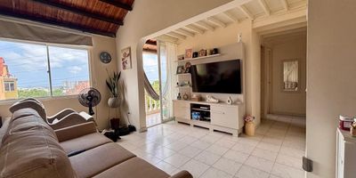 Se encuentra en una ubicación privilegiada, transporte público, restaurantes, supermercados, cajeros automáticos y estrato 3. 