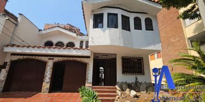 Inmueble ubicado a una cuadra de parques del rio, cerca al palacio de exposiciones ubicación muy central, Arrienda Integridad, inmobiliaria experta en administración y arrendamientos de apartamentos, casas, locales, bodegas y oficinas, Medellín y toda el área Metropolitana.