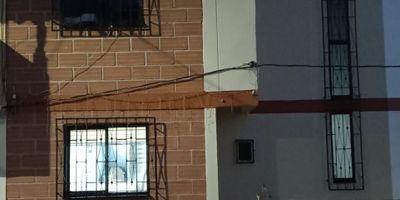 Esta casa cuenta con 2 niveles, con posibilidad de ampliar o construir 3 piso.

3 habitaciones,  2 baños, sala comedor, cocina semi integral, zona de ropas, patio.

Parqueadero comunitario. 

Ubicada a 2 minutos del hospital Gilberto Mejía y de la parroquía espíritu santo.