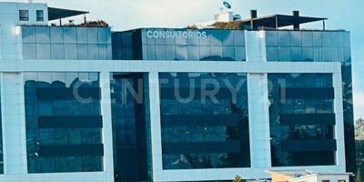 venta de oficina ubicada en el sexto piso con vista a la vía principal, grandes ventanales que dan luz propia, ubicada en un lugar que a pocos pasos encontramos gran comercio y clínicas para el buen desarrollo