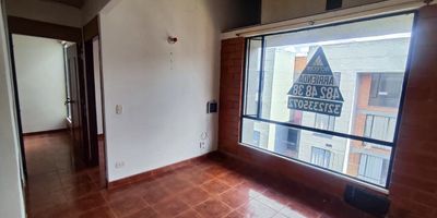 Este acogedor apartamento ubicado en Parque Campestre, Soacha, ofrece una excelente distribucion y un ambiente ideal para familias que buscan comodidad y buena ubicacion. Cuenta con 2 habitaciones, 1 bano, sala-comedor amplia, estudio funcional y zona de ropas independiente, con iluminacion natural que resalta cada espacio. El conjunto residencial brinda completas zonas comunes como salon social, parque infantil y gimnasio, perfectos para el bienestar y esparcimiento. Su ubicacion estrategica permite facil acceso a vias principales como la Autopista Sur, la Avenida Terreros y la Calle 13, ademas de cercania a transporte publico, colegios, supermercados y parques. Un inmueble con excelente proyeccion, ideal para quienes buscan confort, seguridad y valorizacion en una de las zonas mas dinamicas de Soacha.