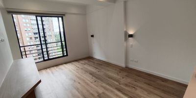 Este acogedor apartamento ubicado en Salitre Central ofrece una distribucion moderna y funcional que lo convierte en una excelente opcion para vivir o invertir. Cuenta con 1 habitacion amplia, 1 bano, una sala-comedor luminosa, estudio ideal para trabajo en casa, zona de ropas independiente y un ambiente que destaca por su tranquilidad y facil acceso. El conjunto residencial dispone de salon social, parque infantil y gimnasio, ofreciendo espacios perfectos para el entretenimiento y el bienestar diario. Su ubicacion estrategica cerca de importantes vias como la Av. El Dorado, Av. Boyaca y Calle 26, ademas de su cercania a centros comerciales, parques y zonas empresariales, garantiza excelente movilidad y una alta valorizacion. Vive en un sector seguro, rodeado de zonas verdes y con todo lo que necesitas a pocos minutos, en uno de los sectores mas apetecidos de la ciudad.