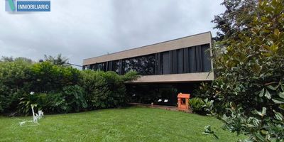 Parcela para venta de 1.644,43 metros cuadrados de área de lote de terreno plano, de los cuales 652 corresponden al área construida aproximada con árboles frutales ubicados detrás de la casa que tiene la siguiente distribución en dos niveles: en primer nivel: sala de estar, cocina abierta italiana con electrodomésticos de alta gama, red de gas natural  amplia alacena, sala aparte de comedor de doble altura, gimnasio, sala de TV, oficina, baño social, alcoba de servicio con su respectivo baño, zona de ropas, oficina, zona verde exterior, terraza cubierta, zona BBQ y zona húmeda compuesta por jacuzzi, turco y baño completo, terraza de 40 metros detrás de alcobas, 2 parqueaderos cubiertos y 6 descubiertos, cuarto útil amplio (integrado a la casa), zonas verdes y grama sintética; En segundo nivel se encuentran 4 alcobas cada una con vestier y baño (la principal tiene bañera), dos balcones,  en unidad cerrada con portería 24 horas, citofonía virtual, juegos infantiles, salón social, parquea