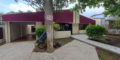 CODIGO INTERNO 27613.Descubre esta elegante casa con una terraza que te invita a disfrutar de momentos al aire libre. Con 3 habitaciones y 4 baños, cada espacio ha sido cuidadosamente diseñado para brindarte comodidad y funcionalidad. La zona de ropas te ofrece practicidad en tu día a día, mientras que el piso en cerámica añade un toque de modernidad. El amplio salón-comedor es perfecto para reuniones familiares o con amigos. Con 164 metros cuadrados, este hogar es ideal para quienes valoran la calidad y el buen gusto en cada detalle. ¡Bienvenido a tu nuevo hogar!