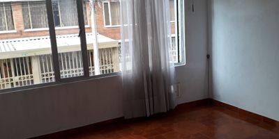 Rento Apto en san cipriano,  salacomedor, tres alcobas, baño, cocinal integral con gas, zlv, , cerca a la autonorte y a la calle 167  
