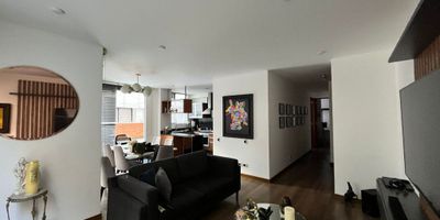 Descubre este exclusivo apartamento de 160 metros cuadrados con una vista exterior que te dejará sin aliento. Al ingresar, te recibirá una amplia sala-comedor con piso de madera laminada y acceso a un acogedor balcón. La cocina integral te brindará un espacio funcional y moderno, mientras que las 2 habitaciones cuentan con un hall de alcobas para mayor privacidad. Los 3 baños garantizan comodidad y lujo, y la zona de ropas te ofrece practicidad en tu día a día. Además, podrás disfrutar de una terraza privada para relajarte al aire libre. Este apartamento también incluye una puerta de seguridad, 2 parqueaderos, un depósito/bodega y todas las comodidades que buscas en un hogar de ensueño. ¡No dejes pasar esta oportunidad única!