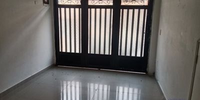 Aparta estudio de 20 m2 en primer piso, alcoba, baño, clóset, cocina semi integral, red gas, instalación para lavadora, cuarto útil y piso en cerámica.Con posibilidad parqueo para moto en reja externa, sector residencial, transporte público y supermercados cercanos.Si deseas más información puedes escribir al WhatsApp 3113933203