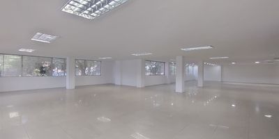 "Local comercial de \(309) m² en arriendo, con fachada a la calle y excelente visibilidad. Consta de área principal abierta, oficina y  baños. Ideal para su negocio, se entrega en perfecto estado y listo para entrega inmediata."
 2 baños, una bodega y cocineta.
Estado: Recién pintado, con pisos de cerámica en perfecto estado, listo para instalar su negocio.
Fachada con grandes ventanales y puerta de acceso independiente a pie de calle.
(agua, luz) en funcionamiento.
Ideal para negocios oficinas,  consultorio, agencia de viajes o reuniones empresariales. 
Excelente ubicación para atraer clientes.