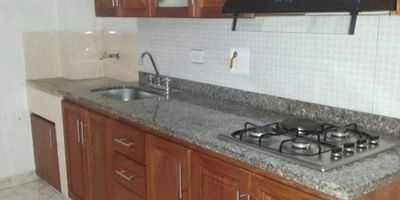 Apartamento en venta en sector Buenos Aires, barrio Holanda. Dispone de dos habitaciones con closet y dos baños, calentador, 12 años de antigüedad. El edificio no cuenta con ascensor, parqueadero ni cuarto útil.
Para inversion actualmente alquilado.