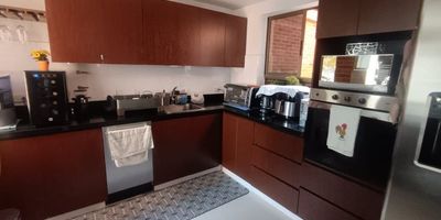 Esta hermosa casa de 1.200 metros cuadrados se encuentra ubicada en el sector La Doctora, Sabaneta (Ant), una zona campestre y exclusiva que ofrece tranquilidad y excelente conexión con el municipio. 
En el primer nivel cuenta con habitación de servicio, baño cabinado, cuarto útil, cuarto de herramientas y garaje para dos carros. 
En el segundo nivel encontrarás una cocina integral amplia, sala, comedor, balcón, baño social, patio y zona y cuarto de ropas. 
El tercer nivel dispone de un estudio, tres habitaciones, baño social y baño privado en la habitación principal, además de un balcón con excelente iluminación.
La propiedad ofrece amplias zonas verdes, espacio para 8 carros y una vista hermosa, ideal para quienes buscan comodidad, privacidad y un entorno natural. 
¡No dejes pasar esta oportunidad única! ¡Contáctanos al 3012021300 para programar una visita y descubre más sobre esta increíble propiedad!