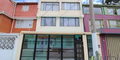 OFRECEMOS ESPECTACULAR CASA EN OCCIDENTE DE BOGOTA-BARRIO CALAVERAS CASA CON 3 PISOS , CUENTA CON TERRAZA ,SIETE APARTAMENTOS EN RENTA AMPLIOS DE 60 MTS Y 90 MTS, CON CONTRATOS VIGENTES DE ARRENDAMIENTO APROVECHE LA NEGOCIACION
