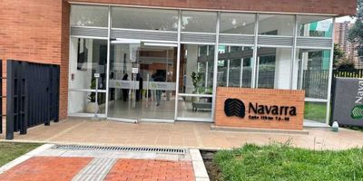 Con un área privada de 35 M2, este inmueble es perfecto para aquellos que buscan un espacio cómodo y funcional en una de las zonas más populares de la capital.

Con una alcoba y un baño, este apartaestudio es ideal para personas solteras o parejas que deseen vivir en un lugar acogedor y moderno. Además, es importante mencionar que este inmueble tiene la opción de admitir mascotas, lo que lo convierte en una opción atractiva para aquellos que tienen una mascota como parte de su familia.

Pero las comodidades de este apartaestudio no se limitan solo a su interior. En sus características externas, se destacan varias áreas sociales como un ascensor, centros comerciales, gimnasio, salón comunal y hasta cancha de fútbol. Esto hace que vivir aquí sea una experiencia que va más allá de lo básico y que permite disfrutar de una vida social y activa sin siquiera tener que salir de casa.

Además, cuenta con un parqueadero para visitantes, lo que es ideal para aquellos que tienen invitados frecuentes. También tiene acceso para discapacitados, lo que lo convierte en un espacio inclusive y accesible para todas las personas.

Otra ventaja de este apartaestudio es su cercanía a jardines y colegios, lo que lo hace perfecto para aquellos que tienen niños en su hogar o para aquellos que buscan un lugar tranquilo y seguro para vivir. Y por si fuera poco, cuenta con un shut de basura, lo que facilita y agiliza el proceso de eliminación de residuos.

 ¡No pierdas la oportunidad de vivir en este increíble lugar y contáctanos hoy mismo!

35 m² | 1 habitación | 1 baño

 Cocina integral con vitrocerámica

 Cortinas tipo japonés y blackout

 Chapa digital + refuerzo de seguridad

 Calentador a gas | Excelente luz natural

 Conjunto completo: NO CUENTA CON PARQUEADERO. ES POR SORTEO.

 Ascensor |  Vigilancia 24/7

 Salón comunal |  Lavandería

 Gimnasio |  Cine |  BBQ |  Zona Pet

 Canchas |  Zona infantil |  Parqueaderos visitantes

 Cerca a CC Santa Fé, Éxito,