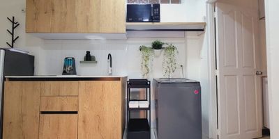 Venta Apartaestudio en La Castellana 

 Ideal para inversión o vivienda – Uso aprobado en reglamento para rentas cortas (Airbnb, Booking, etc.)

Distribucion:
▫ 1 habitación privada
▫ Sala acogedora
▫ Zona de ropas independiente
▫ Baño completo
▫ Balcón con buena iluminación y ventilación

Ubicación privilegiada en uno de los barrios más exclusivos y tradicionales de Medellín: La Castellana
    •    A solo una cuadra del Centro Comercial Viva Laureles
    •    A 5 minutos caminando de la Iglesia Santa Teresita
    •    Zona plana, residencial y muy segura
    •    Excelente movilidad con acceso directo por la calle 35 y la avenida 80
    •    Rutas de buses cercanas y futura conexión con el proyecto del Metro por la 80, asegurando valorización a corto y mediano plazo

Inversión segura en un sector de alta demanda turística y residencial.

Contáctanos para agendar tu cita y conocer esta excelente oportunidad.