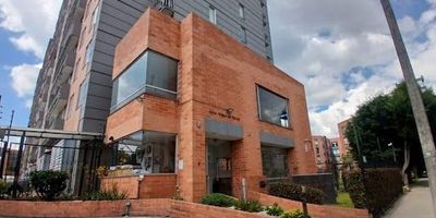 Apartamento ubicado en un noveno piso con vista exterior, enfrente a la avenida 72, cuenta con 3 habitaciones, un baño auxiliar y un baño privado en la habitación principal, dos habitaciones con closet apartamento bien iluminado, sala comedor, cocina integral abierta el apartamento esta ubicado en el conjunto residencial reserva del álamo, el conjunto cuenta con 2 salones sociales y gimnasio, el apartamento también cuenta con su garaje y deposito cubiertos 