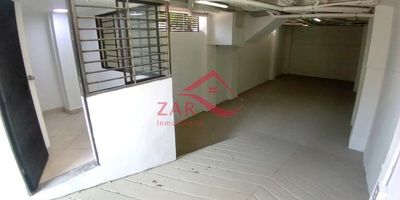 Cerca de la Unidad Educativa Salazar y Herrera, la cancha sintética del barrio Cristóbal, entre las parroquias El Divino Maestro y Santa Rita de Casia. Cuenta con facilidad de rutas de transporte.
Bodega en arriendo con aproximadamente 120 m². Consta de una oficina, baño, cocineta sencilla, energía de 110 y 220 voltios, piso en cemento y puerta tipo garaje.

Para más informaciónwww.inmobiliariazar.comEmail: inmobiliariazarmedellin@gmail.comCelular en Colombia: 3102756811 - 3105047543Teléfono: (604) 4238930Inmobiliaria ZAR S.A.S