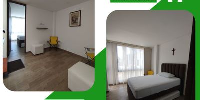 Casa en Mirador de San Juan – La Vega, Cundinamarca. 142 m² en tres niveles. •Tres alcobas, cada una con clóset y baño privado • Baño social •Sala – comedor con excelente iluminación natural •Cocina integral abierta •Balcones con vista panorámica •	Zona de lavandería •	Ventanas antruido en las habitaciones. Sobre el proyecto Mirador de San Juan: Un conjunto exclusivo en La Vega, Cundinamarca, ubicado sobre el corredor Bogotá – Medellín. En construcción y desarrollo, contará con: •Portería con seguridad •Piscina climatizada •Jacuzzi y turco •Senderos ecológicos y miradores