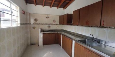 Descubre este amplio apartamento en arriendo ubicado en el reconocido sector La Magnolia, municipio de Envigado, a pocos pasos del Parque de Envigado, una zona ideal por su cercanía a comercios, transporte y espacios recreativos. Con un área de 200 m², este inmueble destaca por su comodidad y distribución: cuenta con 3 habitaciones, cada una con su respectivo clóset, 2 baños, cocina funcional con red de gas, y un generoso ventanal que aporta excelente iluminación natural. Su balcón es perfecto para disfrutar del entorno tranquilo del sector.

Ubicado en un tercer piso, ofrece pisos en cerámica que facilitan el mantenimiento y aportan frescura a los espacios. Clasificado en estrato 3, es una gran opción para quienes buscan equilibrio entre ubicación, amplitud y economía.

Código: S1514.

Un lugar ideal para vivir con comodidad y todo lo que necesitas al alcance. ¿Deseas conocerlo? ¡Agenda tu visita!
