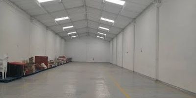 Bodega Industrial son tres naves, mas oficinas y zona de parqueo privado Área total 3.750 Metros, Área libre de almacenamiento 4 naves 1.962 Metros, Mas Edificio administrativo de 736 Metros, Mas terrazas de 452 Metros, Área de parqueo privado de 601 Metros, Capacitad de energía de 350 Kwa, gas industrial, 