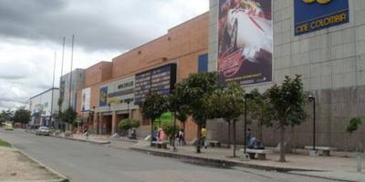 Excelente oportunidad  de inversión,  locales comerciales en venta, disponibles para ser adquiridos, estos locales esta estratégicamente ubicados dentro del centro comercial PLAZA DE LAS AMERICAS se encuentran actualmente arrendados, lo que garantiza un flujo de ingresos estable.