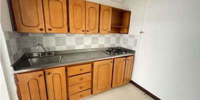 Vamos a hacer la descripción de esta propiedad para usted y todos nuestros clientes, vamos a iniciar en el primer piso o vas a encontrar un espacio para parquear un carro automóvil al ingresar a la propiedad. Tenemos dos plantas, la primera planta tiene una distribución con un baño completo social, una sala comedor, una cocina semi integral y una de las primeras habitaciones, con clóset amplio y sus ventajas, un patio amplio Para el tema de secado de ropas, subiendo al segundo nivel, vamos a encontrar dos habitaciones, unas sin clóset, y una con clóset y un baño social completo, la ubicación te va a permitir estar cerca de rutas de transporte de Centros comerciales como Mayorca, viva, envigado, y también cerca a la avenida Las Vegas, colegios y restaurantes