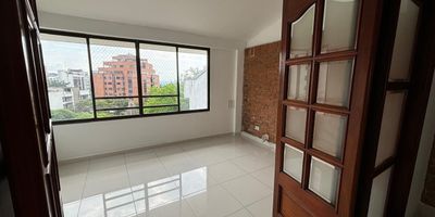 Cristales,  apartamento en edificio quinto piso, sin ascensor, no  portería vigilada, 72 metros cuadrados aproximados, excelente vista, muy fresco, e iluminado, consta de sala comedor, estudio, dos baños completos, dos alcobas la  alcoba principal muy amplia, cocina integral, patio de ropas abierto , parqueadero para un carro compartido.