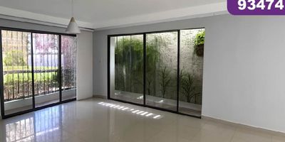 Casa Dúplex en arriendo ubicada en el barrio El Tabor al norte de la Ciudad de Barranquilla, de fácil acceso y transporte, sector tranquilo, cerca de grandes parques, colegios, universidades, centros comerciales y almacenes de cadena. La casa cuenta con grandes espacios, 3 alcobas con closet, 2 baños, uno auxiliar y otro privados en habitación principal, baño social, balcón, una amplia cocina, Patio, caja de aire, terraza,  garaje descubierto con motor  y en la terraza se pueden parquear otro vehículos mas.