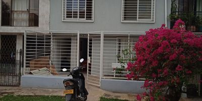 La Selva, apartamento amplio y remodelado en segundo piso, consta de dos habitaciones una con closet, un baño, sala comedor, ventana que deja entrar la luz natural, cocina integral a gas natural, zona de oficios y calentador a gas natural. ¡No esperes más para disfrutar de tu nuevo hogar!