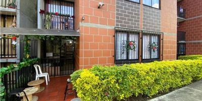 Se vende apartamento en primer paso en San Antonio de Prado cerca al sector Villa Loma; tiene un área de 60mts aproximadamente distribuidos en 3 habitaciones, 2 baños, sala-comedor, 2 balcones o antejardin, cocina integral y zona de ropas.

Ubicado en conjunto abierto con fácil acceso, buenas rutas de transporte en la entrada y cerca a minimercados. Para mayor información contactanos al 3165236636.
