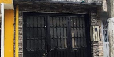 Hermosa casa remodelada para uso mixto (vivienda y comercial) de 3 niveles ubicada cerca de importantes vías de acceso. Av Villavicencio, cerca de centro comercial, supermercados, la casa cuenta con: 1er piso: garaje, sala comedor, cocina integral, patio interior, 2do piso: 2 habitaciones y 1 baño, 3er piso: habitación principal amplia.