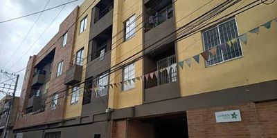 Espectacular Apartamento en arriendo ubicado en la Giralda, cerca de importantes vías de acceso como la Esperanza, AV Cali y AV El Dorado, cerca al aeropuerto. Este espacio cuenta con amplias áreas con 2 habitaciones y dos baños, cuenta con parqueadero privado cubierto y deposito y excelente iluminación. Su ubicación estratégica ofrece acceso rápido a importantes vías de transporte, facilitando la conectividad a diversas zonas de la ciudad. Además, está rodeada de una gran variedad de comercios y servicios, convirtiéndola en una opción ideal para vivir. ¡Un lugar perfecto para tu hogar! .Cualquier información adicional contáctenos al correo electrónico Alejandra.padilla@inmobiliariabogota.com o al teléfono 3167420246. El equipo de Inmobiliaria Bogotá está comprometido a brindar una experiencia de vida excepcional para nuestros clientes desde el momento en que se unen a nuestra comunidad.