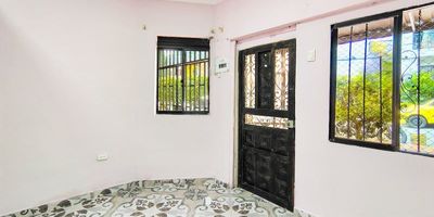 te ofrecemos un apartestudio en Manrique. Este inmueble, con un área aproximada de 48 metros, dispone de sala pequeña, una alcoba y un closet. Cuenta con un baño y cocina integral con red de gas. Además, posee zona de ropa, instalación para lavadora y pisos en cerámica.