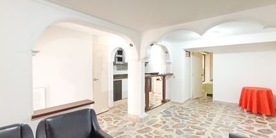 Te ofrecemos una amplia casa en el sector de San Javier. Esta casa se encuentra en una Unidad Cerrada y cuenta con comodidades ideales para ti. Disfruta de una sala comedor amplia, tres alcobas, cuatro closets, y tres baños. La propiedad incluye cocina integral con red de gas y un patio. Además, posee parqueadero cubierto.La unidad ofrece portería 24 Horas, juegos infantiles, salón social y piscina.