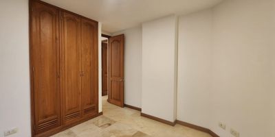 Amplios espacios, fácil acceso, zona muy tranquila y segura.