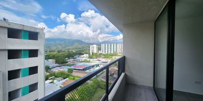 Ubicado en el piso 15 listo para estrenar apartamento muy bonito en el sector de Aparco sobre la vía Ibagué -Bogotá cerca al concesionario de la mazda, área total 54mts. Cocina integral con barra, zona de lavandería  calentador, sala-comedor, balcón amplio, baño social,  3 alcobas todas con closet, la principal  con baño.  Parqueadero comunal. El conjunto  cuenta  con ascensor,  recepción y vigilancia  24/7. El valor del arriendo incluye cuota de admón. Estrato 3 