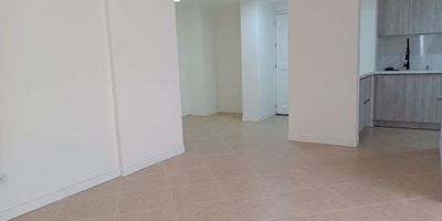 Apartamento en arrendamiento en el sector de Otra Parte en Envigado. Cuenta con acabados completamente remodelados, amplios y cómodos espacios, excelente iluminación natural, cuenta con cuatro habitaciones y adicionalmente cuarto con baño de servicio y terraza. En unidad con zonas húmedas completas, zonas verdes, parque infantil, salón social y gimnasio. Cercano a restaurantes, iglesias, cerca al centro comercial Viva Envigado y al colegio San Marcos. Cómodas vías de acceso y con facilidad de abordaje a rutas de transporte público.