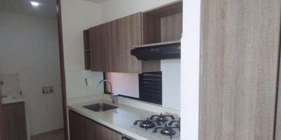 Apartaestudio en arriendo sector Loma del Escobero-Envigado área  62 m² ubicado en un piso 4 piso con ascensor. Ofrece excelente iluminación natural, su ubicación asegura accesibilidad a una gran variedad de servicios, garantizando un acceso fácil y una movilidad rápida, además de contar con excelentes opciones de transporte público y su cercanía a una amplia gama de comercios, instalaciones deportivas, centros educativos y servicios, lo convierte en una opción ideal para vivir, esta cerca de Biocity Grand.
Cuenta con 1 alcoba, 1 vestier, 1 baño cabinado, sala-comedor, cocina integral con barra americana, meson en marmol, red de gas, calentador a gas, balcon, zona de ropas, y una variedad de zonas comunes para tu disfrute. 
Ideal para quienes buscan un hogar tranquilo, acogedor y bien ubicado  perfecto para comenzar una nueva etapa.Envigado te ofrece un entorno tranquilo Quieres conocerlo? Agendar tu cita es muy fácil contactanos 3104289911 y descubre por qué este aparta-estudio puede 