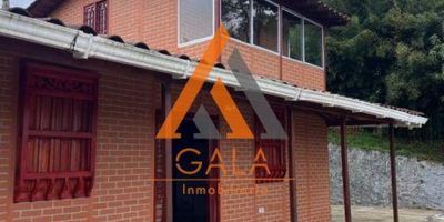 ¡Tu refugio soñado en La Miel, sector Pinar – Caldas, Antioquia! Descubre una encantadora casa finca de dos niveles, rodeada de naturaleza, tranquilidad y ese aire fresco que solo el campo antioqueño puede ofrecer. Un lugar ideal para quienes buscan espacio, privacidad y la magia de vivir en un entorno campestre sin renunciar a la comodidad.Características que enamoran:
4 amplias alcobas ideales para alojar a toda la familia o recibir invitados con total confort.Acogedora biblioteca, perfecta para trabajar, estudiar o disfrutar un buen libro mientras la brisa te acompaña.puerta metálica que brinda seguridad y privacidad desde el primer acceso.Corredores en L, espacios ideales para disfrutar del paisaje, descansar en hamacas y compartir atardeceres inolvidables.Sala amplia, perfecta para reuniones familiares o momentos de descanso.Comedor independiente, con ambiente cálido para disfrutar de las comidas en familia.Cocina amplia y funcional, ideal para preparar recetas tradicionales o gra