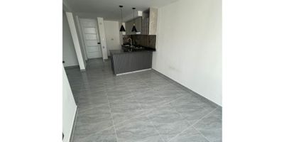 Apartamento en alquiler, ubicado en el Conjunto Pamplona de Ciudad Guabinas, piso 8 con ascensor.

Cuenta con 2 habitaciones, la principal con Vestier y baño, 1 estudio amplio, sala comedor, cocina integral, zona de oficio independiente, balcón.

La unidad cuenta con; piscinas, salón social, gimnasio, parqueadero comunitario, senderos peatonales, parqueadero en bahía externo, portería 24/7.
Servicios Independientes.
Administración incluida. 
$1.530.000

DA
