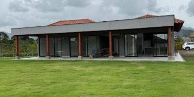 SE VENDE HERMOSA CASA CAMPESTRE!!  En condominio cerrado de Combia,  sector rodeado de naturaleza pero cerca a la ciudad, cerca a colegio, restaurantes, supermercados, comodas vias de acceso, la casa cuenta con 220 mts2 Distribuidos así : 3 habitaciones con closet, principal con baño y vestier, baño social, cocina integral completa, zona de ropas; corredores amplios y zonas verdes, ideal para vivir o invertir...  CONTACTANOS YA!! 