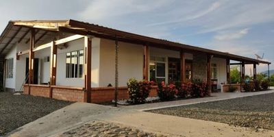SE VENDEN!! Dos hermosas casas campestres, en el sector de Combia, cerca a restaurantes, sector comercial, vías principales, rodeadas de naturaleza, tranquilidad y confort. casa1 cuenta con:  sala comedor, cocina integral tipo americana, zona de ropas, 3 habitaciones, 4 baños.  Casa 2 cuenta con : sala comedor, cocina integral, zona de ropas, 2 habitaciones, 2 baños, cuentan con parqueadero para mas de 10 vehículos.  hermosas zonas verdes, y piscina. CONTACTANOS YA!! 