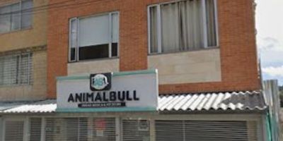 Casa en venta en Barrios Unidos  con uso mixto comercial y vivienda. Primer piso: terraza cubierta, recepción, parqueadero, 6 consultorios, baño y depósito. Segundo piso: terraza cubierta, 3 habitaciones, cocina, sala-comedor y 2 baños. Tercer piso: 1 habitación, sala-comedor, cocina, baño y dos terrazas. Acabados en mármol y cerámica. Zona estratégica, segura, con excelente movilidad y oferta comercial.